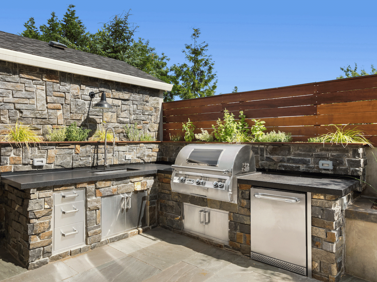 Outside kitchen, comfortable and ready to be used, built by experts